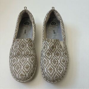 Clark’s Cloudsteppers Glow Slip On Shoes Womens Size 9.5 Embroidered Natural Tan